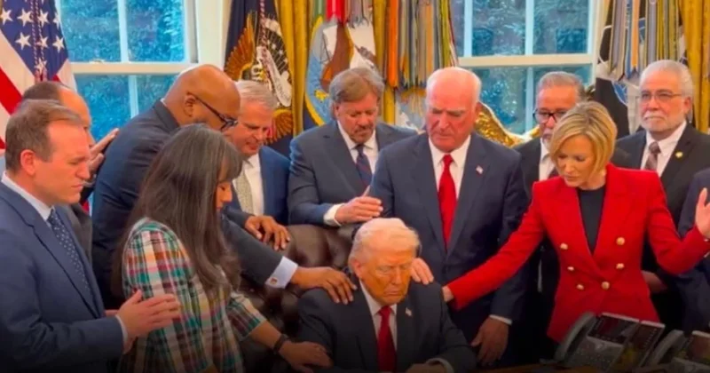 Bu görüntüler Trump ın Beyaz Saray daki odasından! Gözlerini kapatıp dokunarak dua ettiler Sözcü Gazetesi