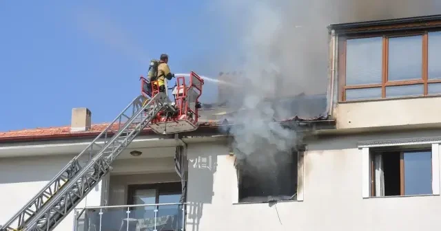 Manisa da 4 katlı apartmanda yangın VİDEO İZLE