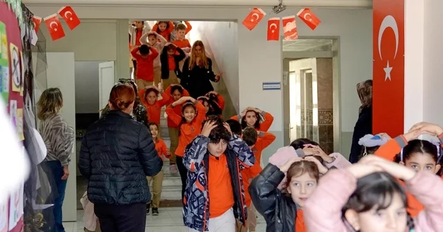 ABAK tan Deprem Haftası nda öğrencilere hayat kurtaran bilgilendirme İzmir Haberleri