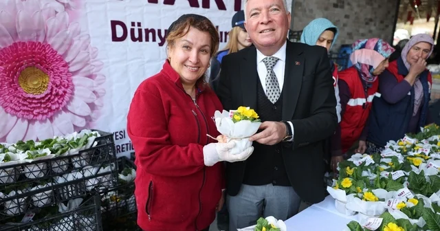Honaz Tohum Merkezinde yetiştirilen çiçekler kadınlara hediye edildi Denizli Haberleri