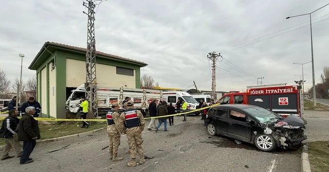 Otomobille çarpışan kamyonet, elektrik trafosunun duvarını yıktı Iğdır Haberleri