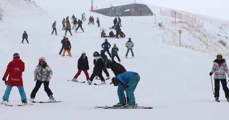 3125 metre rakımlı dağda kar yağışı altında kayak yapıyorlar