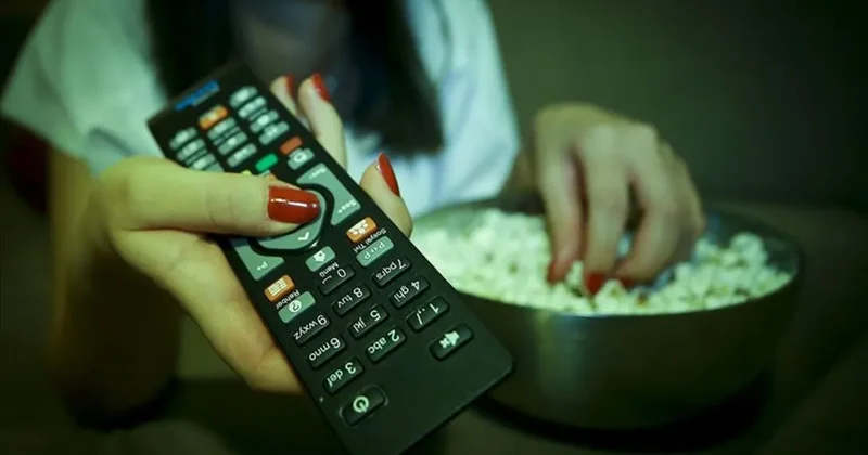 Türkiye de televizyonun tahtı sallanmıyor! Diziler yine zirvede: Hanelerde günlük 6 saat TV izleniyor
