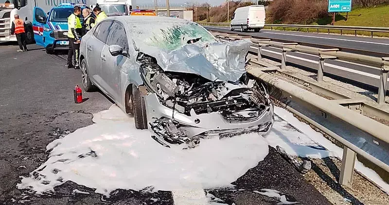 Silivri de kamyonla otomobil çarpıştı