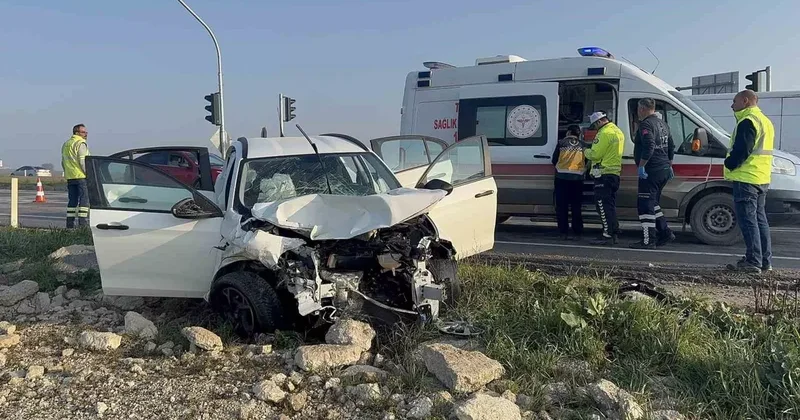 Edirne’de otomobil ile pikap çarpıştı: 3 yaralı