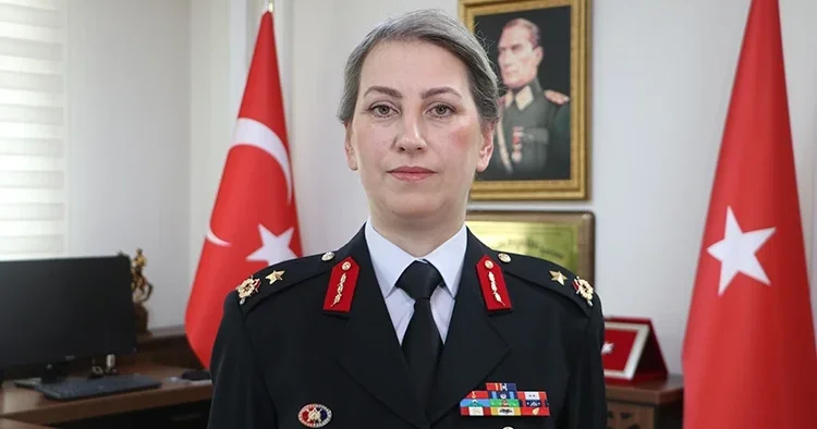 Türkiye nin ilk kadın il jandarma komutanıyken tuğgeneralliğe terfi etmişti Gülden Paşa: Bana en çok ilham veren kadın annemdir