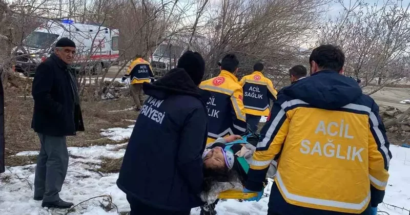 Van’da kamyonet devrildi: 2 yaralı