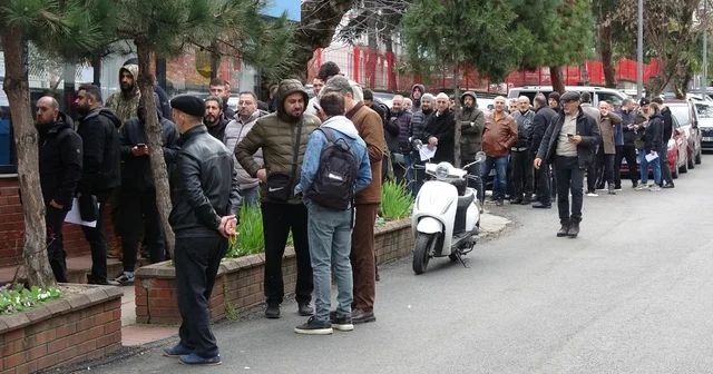 Trabzon da APP plaka kuyruğu Plakasının yazı stili standartlara aykırı olan sürücüler, 140 bin lira ceza yememek için plaka basım atölyeleri önünde uzun kuyruklar oluşturdu Trabzon Haberleri