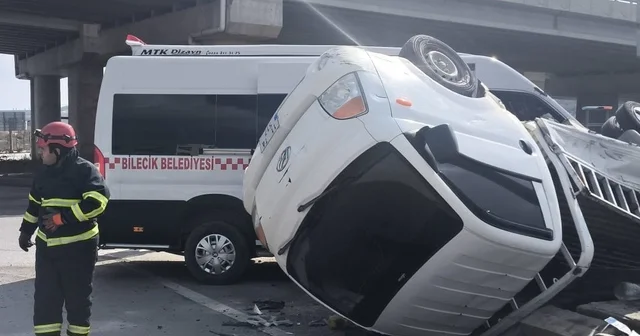 Bilecik te halk minibüsü ile kırmızı ışık ihlali yapan kamyonet çarpıştı, 8 i hafif 9 yaralı Bilecik Haberleri