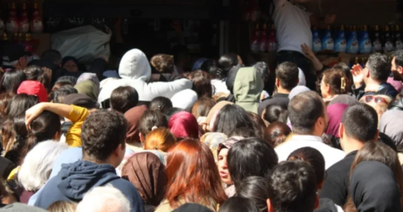 AVM açılışında izdiham! Polis ekipleri bile ayıramadı, yaralılar var Sözcü Gazetesi