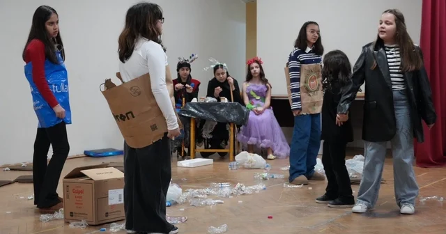 Gençler Plastik Rüyalar la sahneye çıktı izleyenlerden tam not aldı Düzce Haberleri