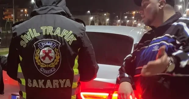 Sakarya haberleri Ceza aracını yaktı: Ehliyetsiz yakalanan sürücü: Benim aracım o kadar etmiyor 06 Mart 2026