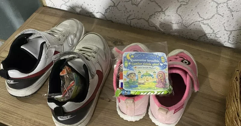 Teravih sonrası ayakkabılardan çıkan hediyeler çocukları sevindirdi