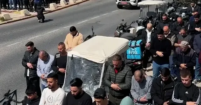 Filistinliler İsrail in kısıtlamaları nedeniyle Cuma namazını sokaklarda kıldı VİDEO İZLE