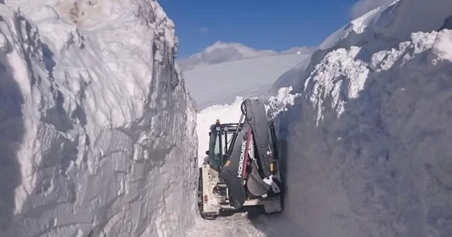 Van ın İran sınır hattındaki askeri üs bölgelerinde 4 metre karla mücadele Van Haberleri