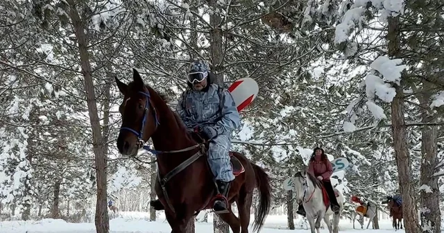 Karlı arazide önce safari, ardından atlarla snowboard keyfi Erzincan Haberleri