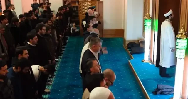 İZÜ Kampüsünde Enderun usulü teravih VİDEO İZLE