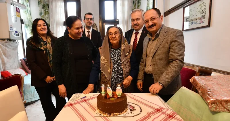 Asırlık çınar 100. yaş gününde yalnız bırakılmadı