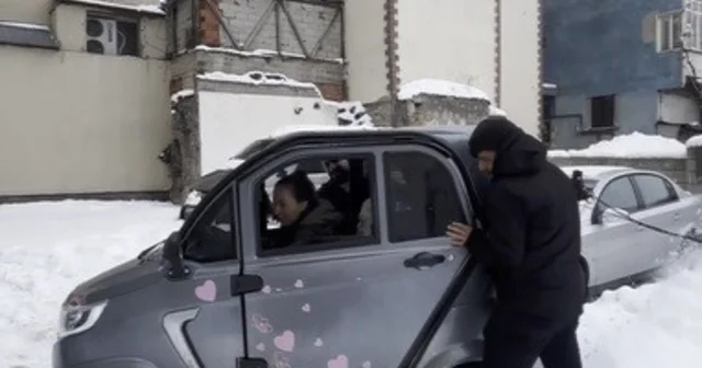 Kars ta küçük otomobil kara saplandı: Vatandaşlar ite kaka kurtardı, o anlar viral oldu Kars Haberleri