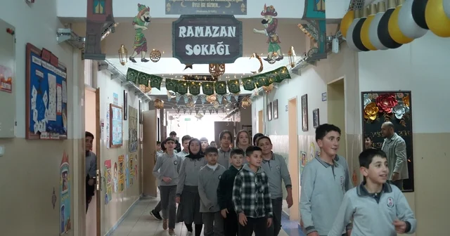 Bayburt ta öğrenciler Ramazan ruhunu okula taşıdı: Koridorda Ramazan Sokağı oluşturuldu Bayburt Haberleri
