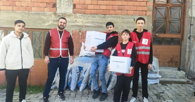Hisarcık ta öğrenciler Kızılay ın yardım kolilerini ihtiyaç sahiplerine ulaştırdı Kütahya Haberleri
