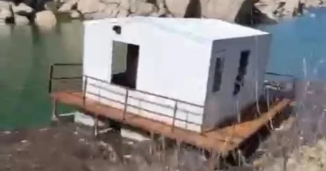 Çine Barajı nda yüzen ev Barajda su seviyesi yükselince, konteyner baraka suya kapıldı Aydın Haberleri