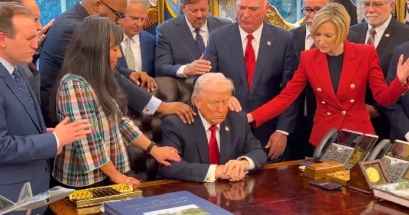 SON DAKİKA… Beyaz Saray’da Donald Trump için sıradışı ayin! Dünya bu görüntüyü konuşuyor: Etrafını sarıp dua ettiler