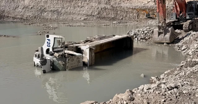 Hisarcık ta maden sahasında hafriyat kamyonu devrildi: 1 ölü Kütahya Haberleri