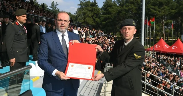Yeni astsubaylar mezun oldu Rektör Afyoncu, Türk ordusu ile Yunan ordusunun mezun sayılarını paylaştı, aradaki fark ortaya çıktı MSÜ Rektörü Erhan Afyoncu: Yunanistan ın 17 mislini biz bir yılda mezun edebiliyoruz Balıkesir Haberleri