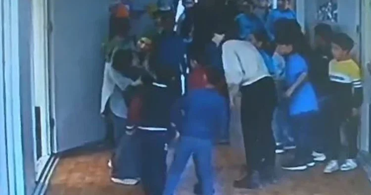 Öğretmen, 7 yaşındaki çocuğun hayatını kurtardı: O anlar kamerada