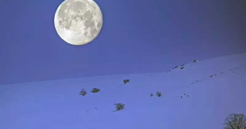 Karlı dağlar ile dolunay aynı karede güzel görüntüler oluşturdu