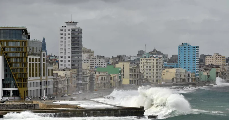 Trump, Küba nın çok yakında düşeceğini iddia etti