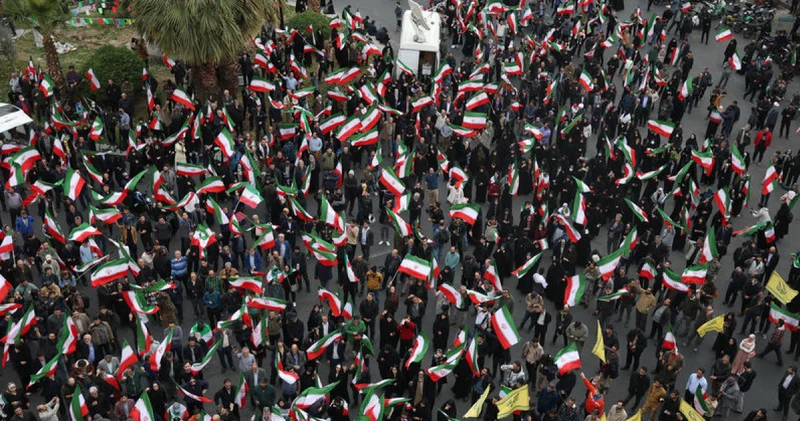 Tahran’da cuma namazının ardından toplanan kalabalık ABD ve İsrail’i protesto etti Dış Haberler