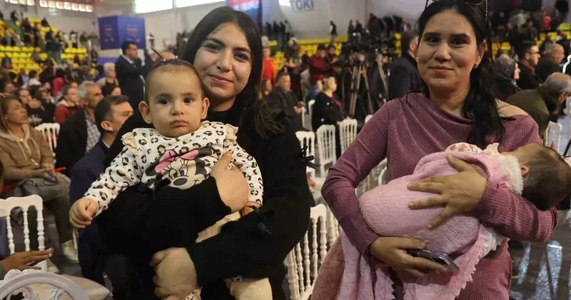 Ev hayaliyle kura çekim törenine gelen vatandaşlar heyecan dolu anlar yaşadılar