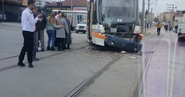 Minibüsle çarpışan tramvay raydan çıktı Kazaya karışan tramvaydaki yolcular tahliye edildi Eskişehir Haberleri