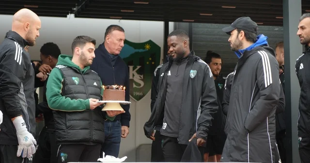 Cafumana Show a doğum günü sürprizi Kocaelisporlu oyuncu Cafumana Show: Ailemden uzağım ancak ikinci ailem burada Pazartesi maçı kazanırsak doğum günümün mutluluğunu o zaman yaşarım ve benim için daha keyifli olur Kocaeli Haberleri