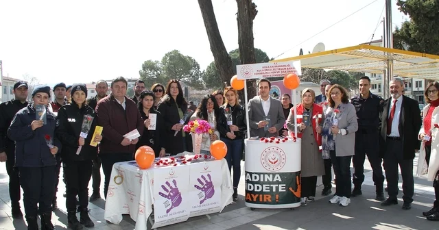 Kadınlara karanfil dağıtıldı, KADES uygulaması tanıtıldı Manisa Haberleri
