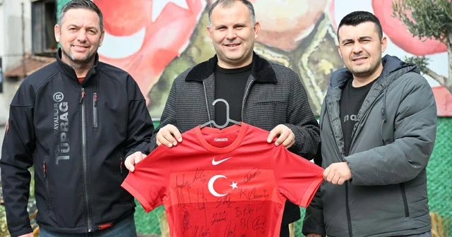 A Milli Takım futbolcularının imzaladığı forma, DMD hastası Rahmi Kerem için satışta Manisa Haberleri