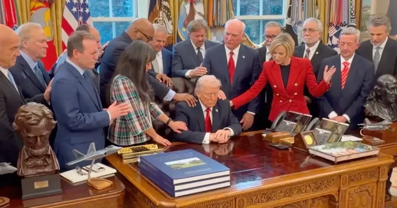 Oval Ofis te toplanan Evangelist papazlardan Trump a toplu dua