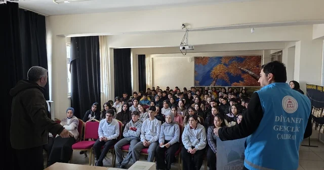 Çaldıran da gençlik huzura koşuyor: Kitaplar müftülükten gayret gençlerden Van Haberleri