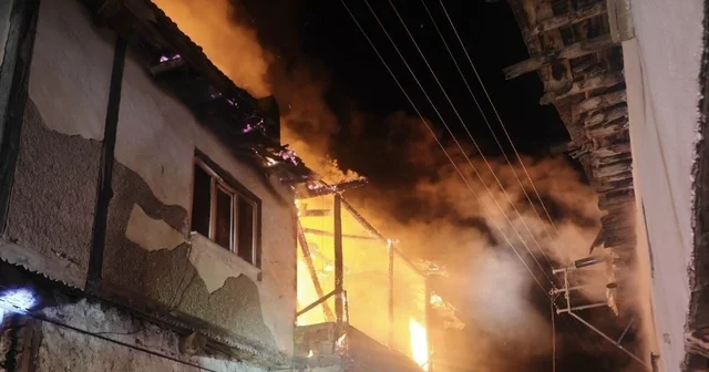Uşak ta iki katlı evde çıkan yangın söndürüldü Uşak Haberleri