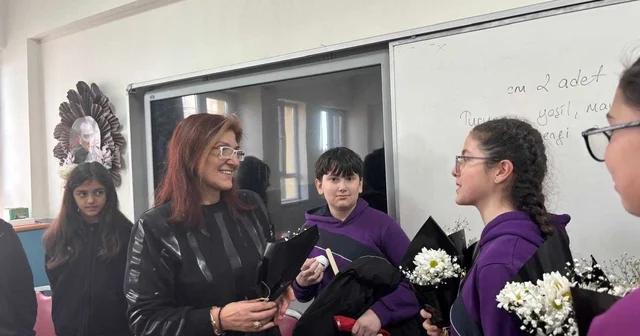 Ortaokul öğrencilerinden öğretmenlerine çiçek sürprizi Samsun Haberleri