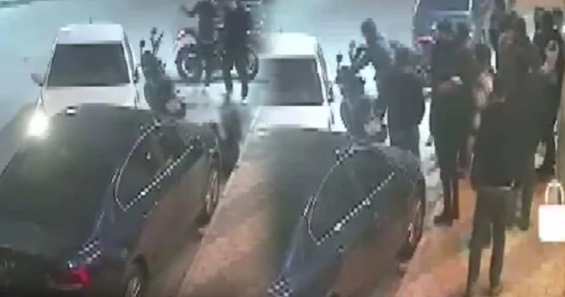 Kontrolden çıkan otomobil önce motosikletliye sonra park halindeki araca çarptı!