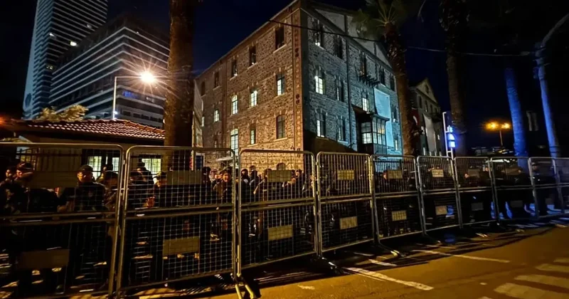 İzmir de şafak baskını: Meslek Fabrikası nda polis ablukası Sözcü Gazetesi