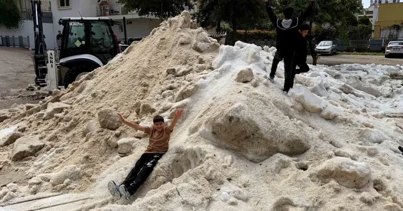 Adana’da nisan ayında çocukların kar topu keyfi