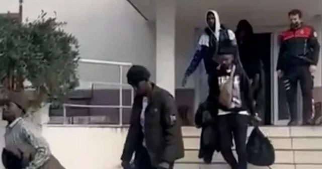 Balıkesir de 37 düzensiz göçmen yakalandı VİDEO İZLE