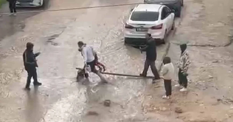 Kentte sağanak nedeniyle sokaklar göle döndü: Karşıya geçmek için yola tahta koydular