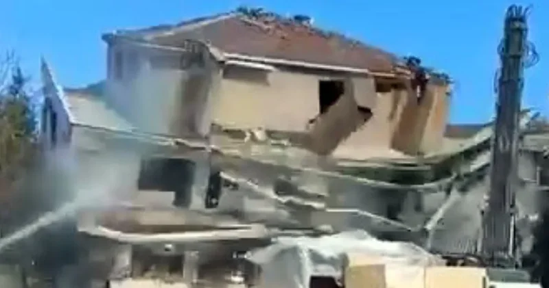 4 katlı bina tek bir darbeyle yerle bir oldu