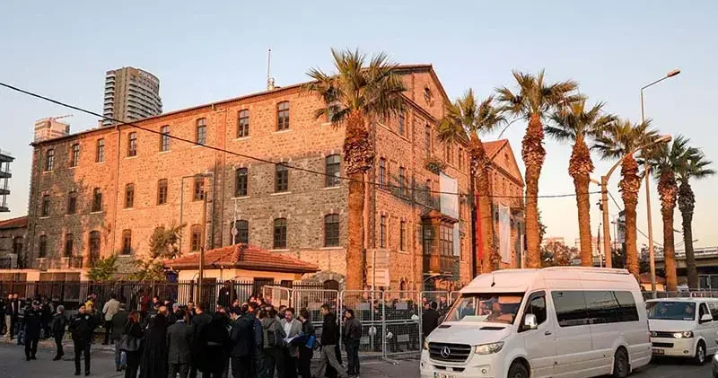 İzmir de belediyenin Meslek Fabrikası Müdürlüğü olarak kullandığı eski DGM binasında tahliye süreci başladı