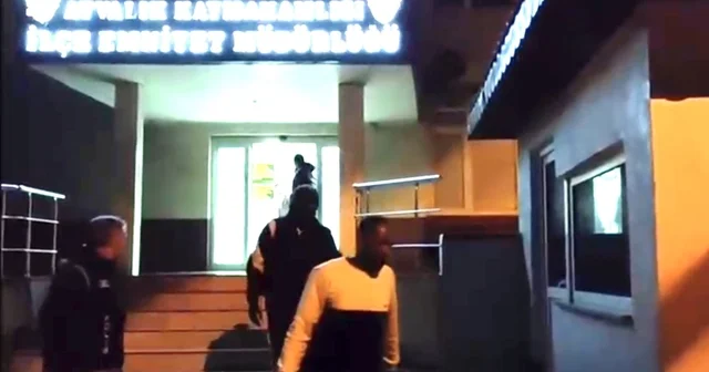 Ayvalık Polisinden sağanak yağmur altında göçmen avı 37 göçmen ve 6 organizatör yakalandı Balıkesir Haberleri